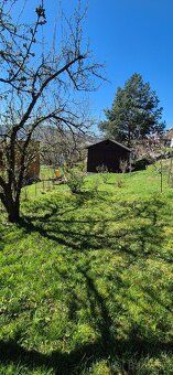 Predám pozemok 383m² s drevenou chatkou. Nová elektrina v ch