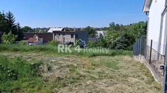 Ponúkame na PREDAJ krásny pozemok v radovej zástavbe obce Ra