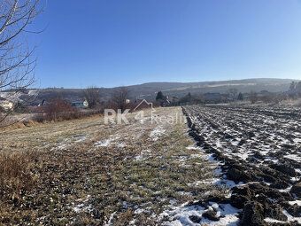 Ponúkame na predaj krásny pozemok na stavbu rodinných domov.
