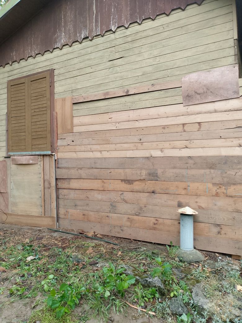 Odstupom záhradku s chatkou v záhradkárskej oblasti nad Kopl