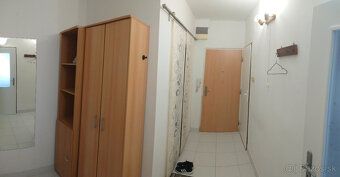Ponúkam pol bytu za 410 Eur pre dievča/ženu,nefajčiarku, ted
