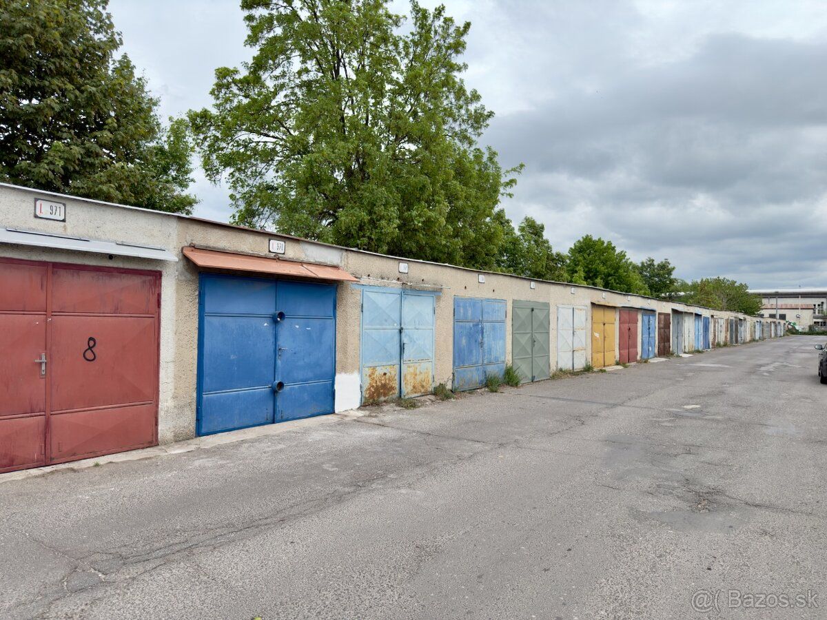 Ponúkam na prenájom garáž na Garážovej ulici v Prievidzi. Ga