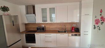 🏡 MODERNÝ 2-IZBOVÝ BYT S VEĽKÝM BALKÓNOM, CHLADENÍM A GARÁŽO