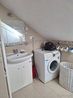 Dobrý deň, ponúkam samostatnú izbu ( velkosť GARSÓNKY) PRE Ž
