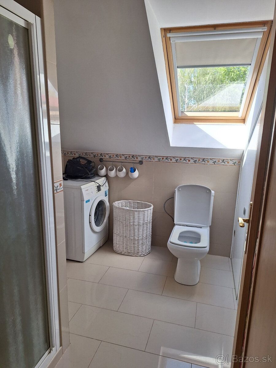 Dobrý deň, ponúkam samostatnú izbu ( velkosť GARSÓNKY) PRE Ž