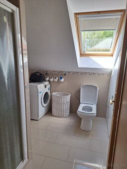 Dobrý deň, ponúkam samostatnú izbu ( velkosť GARSÓNKY) PRE Ž