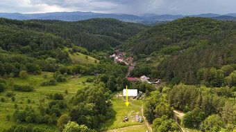 Ponúkame na predaj dva slnečné stavebné pozemky, každý s vým