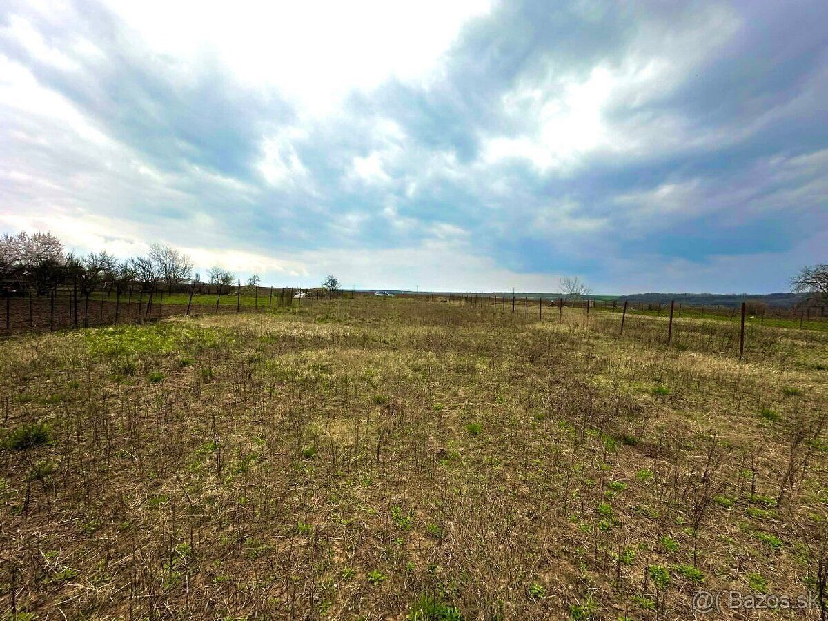 Ponúkam na predaj rovinatý pozemok s výmerou 1476 m² (cca 19