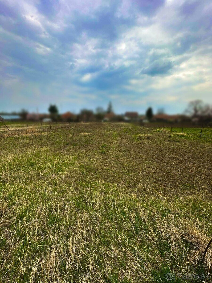 Ponúkam na predaj rovinatý pozemok s výmerou 1476 m² (cca 19