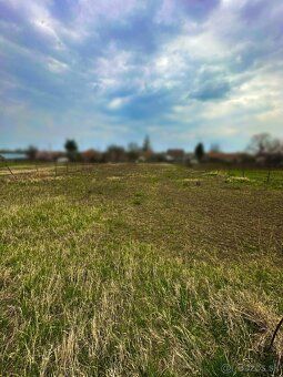 Ponúkam na predaj rovinatý pozemok s výmerou 1476 m² (cca 19