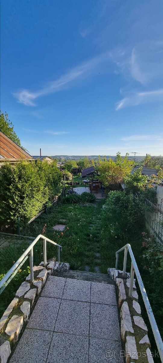 Starší rodinný dom s krásnym výhľadom. 2garaz ,altánok,záhra