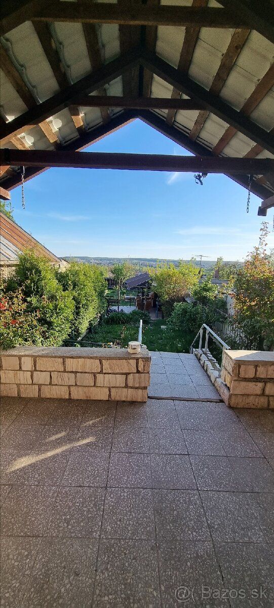 Starší rodinný dom s krásnym výhľadom. 2garaz ,altánok,záhra
