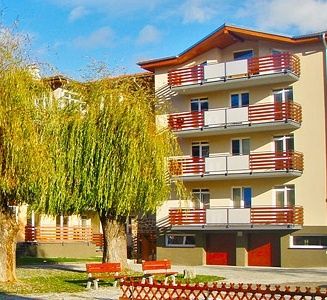 Do dlhodobého nájmu ponúkame atypický bezbariérový byt s dvo