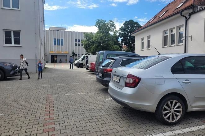 Ponúkam na prenájom parkovanie pre vaše auto 24/7, v centre 