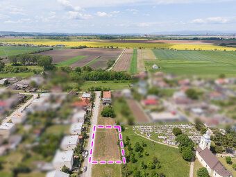 Exkluzívne Vám ponúkame na predaj rovinatý pozemok v obci Be