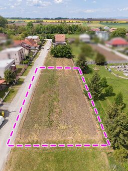Exkluzívne Vám ponúkame na predaj rovinatý pozemok v obci Be