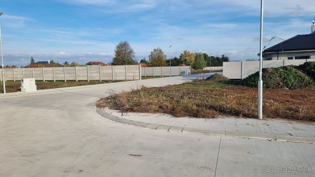 Ponúkame Vám na predaj pozemok vo Veľkom Grobe určený na výs