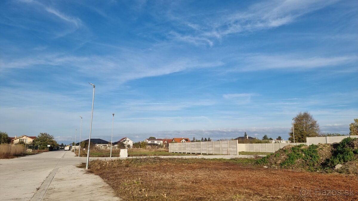 Ponúkame Vám na predaj pozemok vo Veľkom Grobe určený na výs