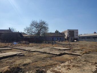 Predáme pozemok a budovy na podnikanie v širšom centre Lučen
