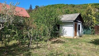 Predám záhradu s rozlohou 533 m2, na ktorej sa nachádza muro