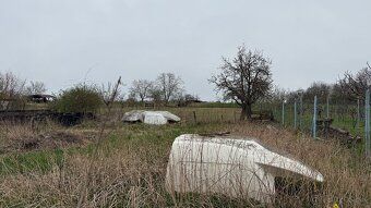 Ponúkam na predaj pozemok v obci Svätoplukovo so starým rodi