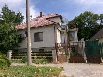 Na konci obce Čierne Kľačany, v katastri obce Veľké Vozokany