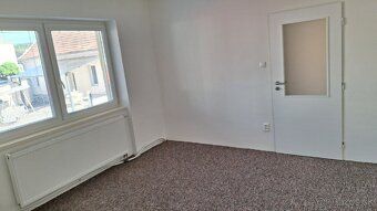 v centre Piešťan s dvorom.Samostatný vchod.Rozloha 62 m2.Čia