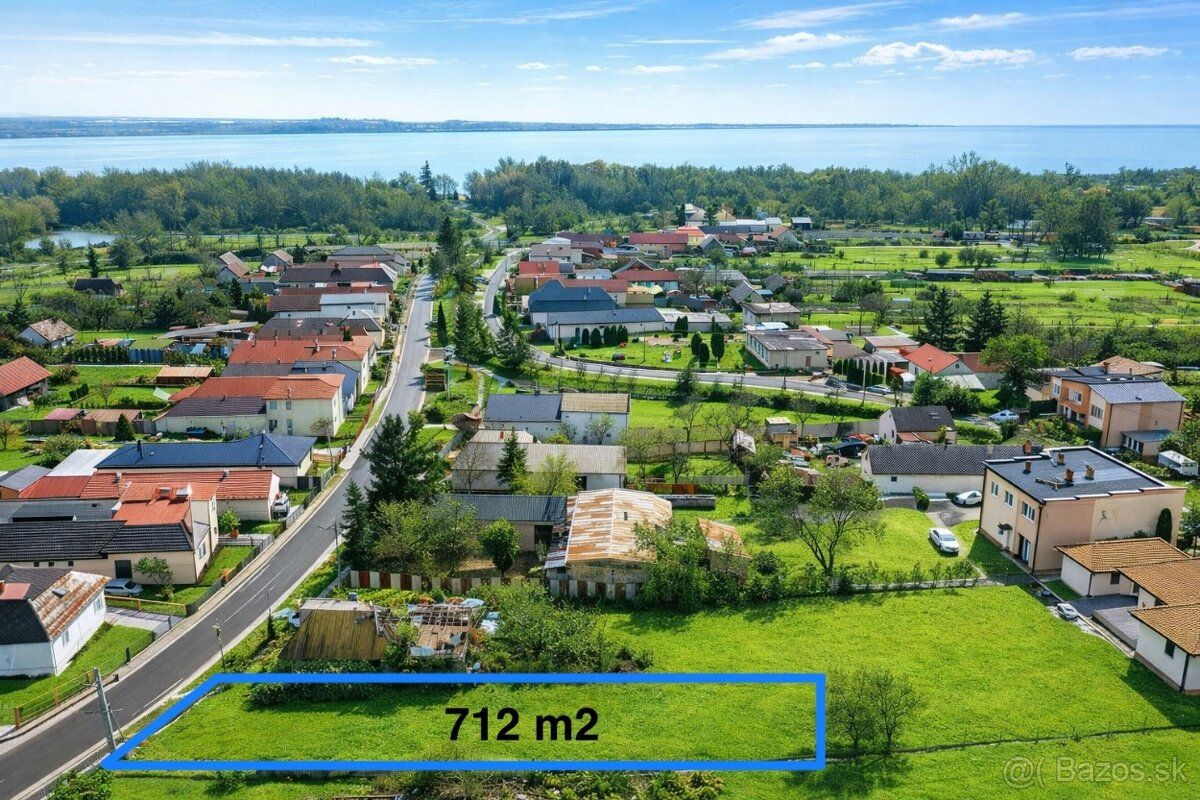 Ponúkame na predaj stavebný pozemok v obci Kusín, situovaný 