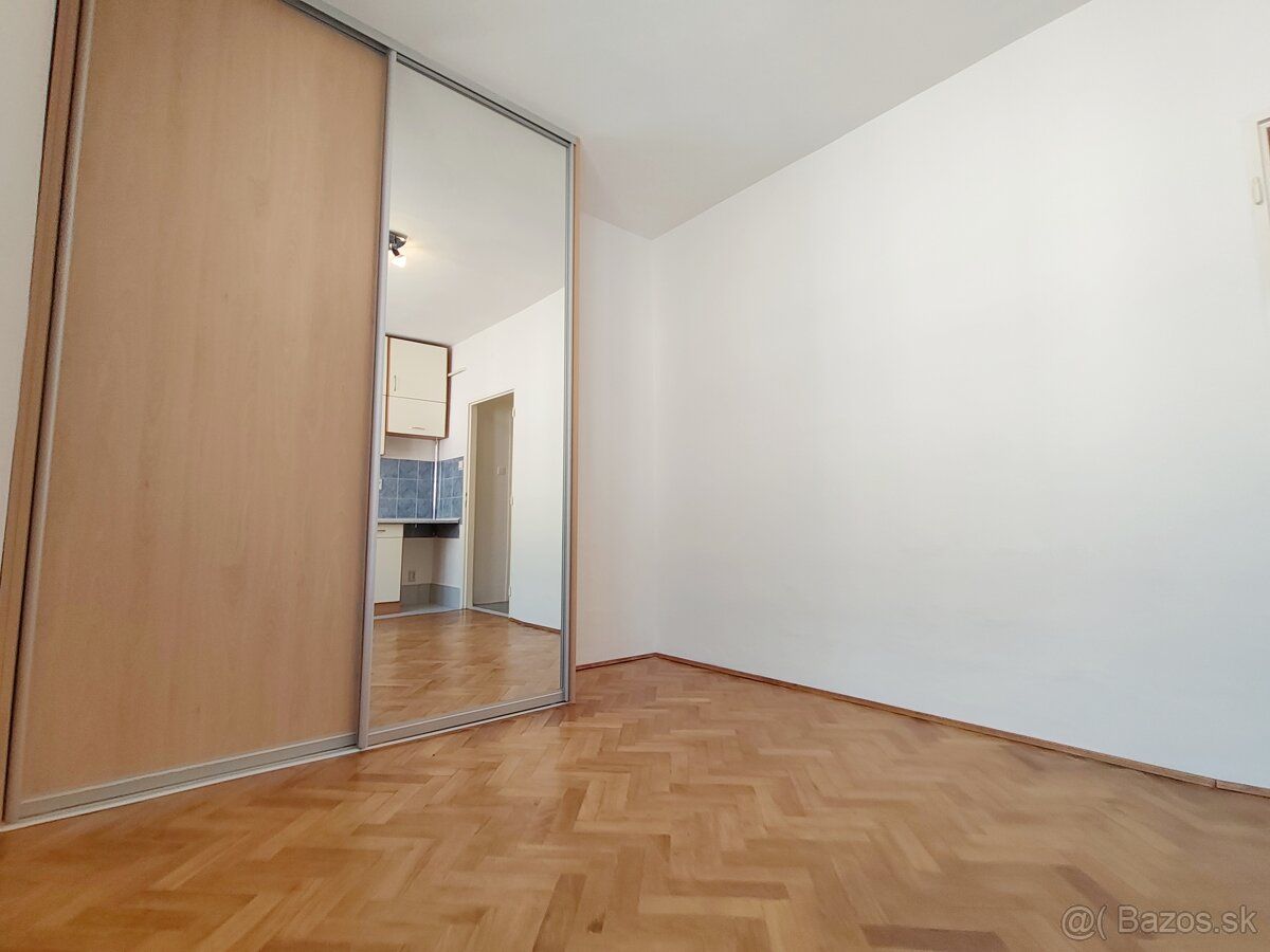 Ponúkame na predaj útulnú garsónku situovanú priamo v centre