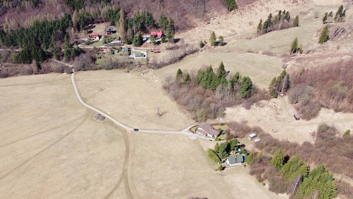 Pozemok o celkovej výmere 25.000m2 je možné rozdeliť a kúpiť