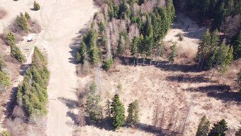 Pozemok o celkovej výmere 25.000m2 je možné rozdeliť a kúpiť