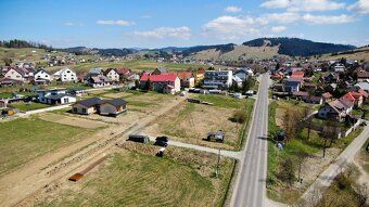 STAVEBNÝ POZEMOK V ZÁKAMENNOM – 787 m² | PRI HLAVNEJ CESTE |