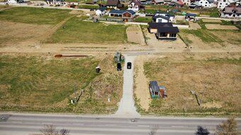 STAVEBNÝ POZEMOK V ZÁKAMENNOM – 787 m² | PRI HLAVNEJ CESTE |
