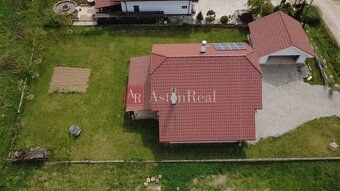 AstonReal ponúka na predaj rodinný dom s dvojgarážou a teras