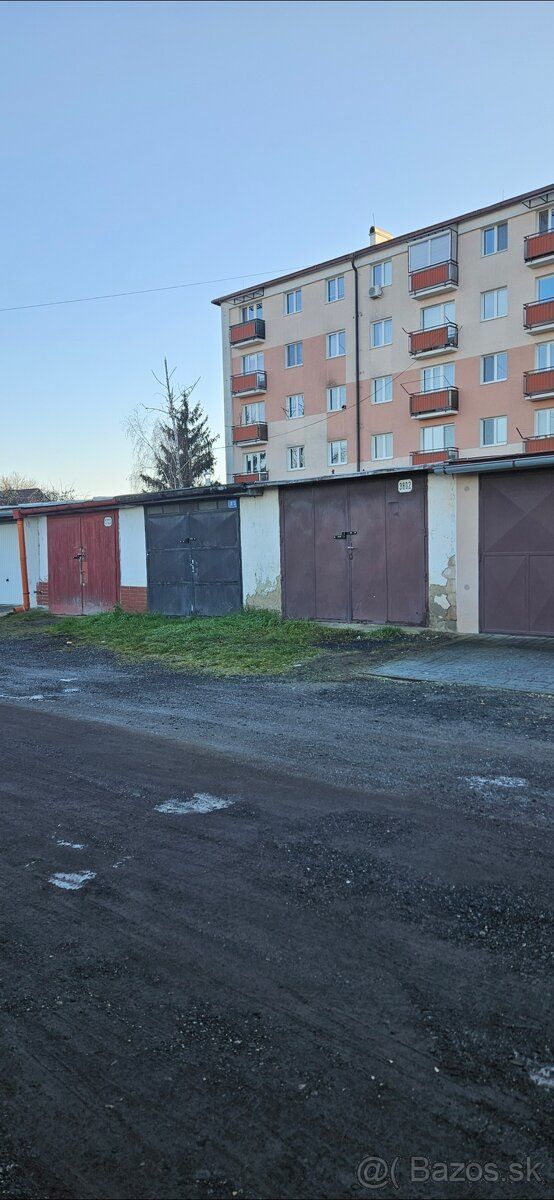 Ponúkam na prenájom garáž na Malinovského . Bez elektriny.