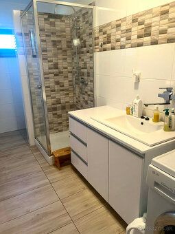 Ponúkam na predaj veľkorysý zrekonštruovaný 5.izbový poschod