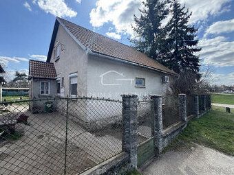 V najkrajšej časti priamo pri Neziderskom jazere v obci Pode