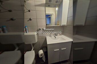 VRSI - dom s tromi bytovými jednotkami.
Dom pozostáva z príz