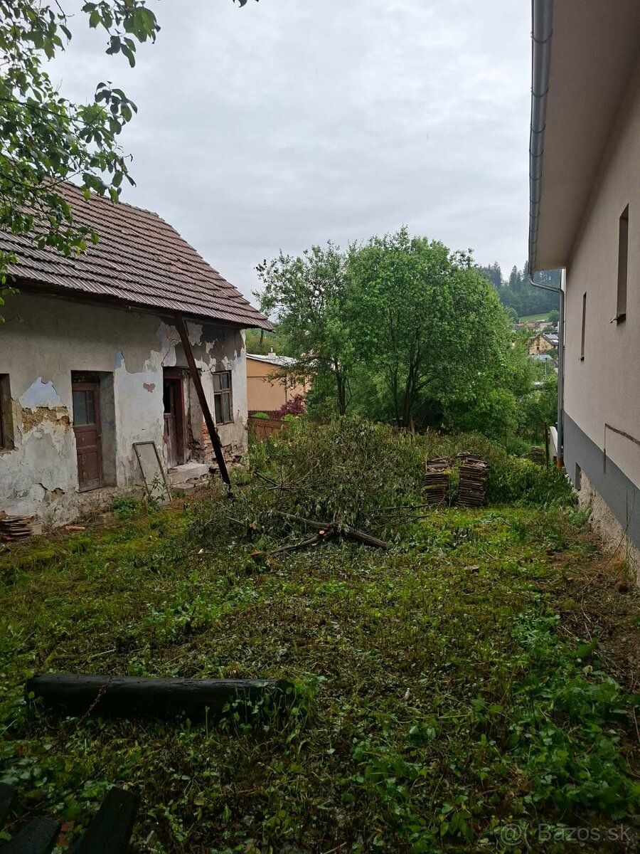 Pripravujeme na predaj rovinatý pozemok so starým rodinným d