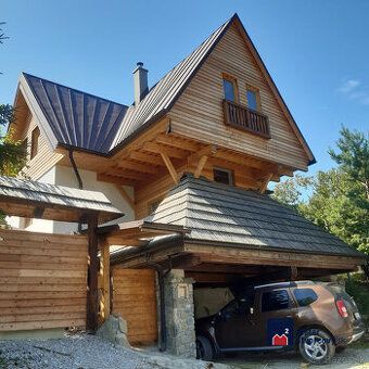 Pripravujeme na predaj rovinatý pozemok so starým rodinným d