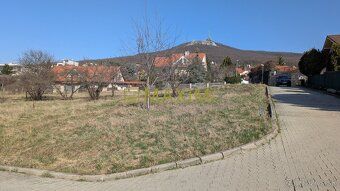 Ponúkame na predaj lukratívny slnečný pozemok pod Zoborom na