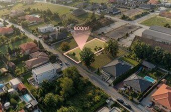 Ponúkame na predaj lukratívny slnečný pozemok pod Zoborom na