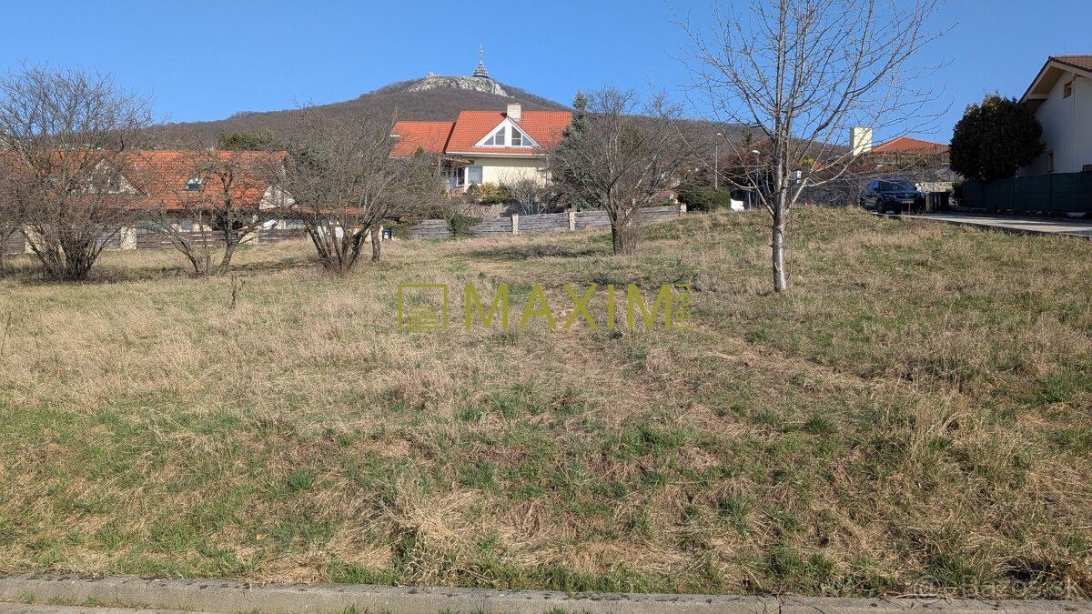 Ponúkame na predaj lukratívny slnečný pozemok pod Zoborom na