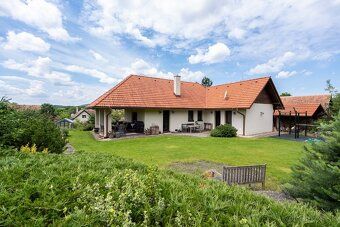 Táto jedinečná usadlosť na pozemku s rozlohou 9 174 m² ponúk