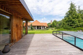 Táto jedinečná usadlosť na pozemku s rozlohou 9 174 m² ponúk