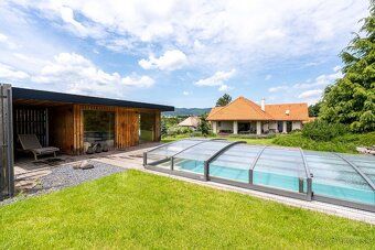 Táto jedinečná usadlosť na pozemku s rozlohou 9 174 m² ponúk
