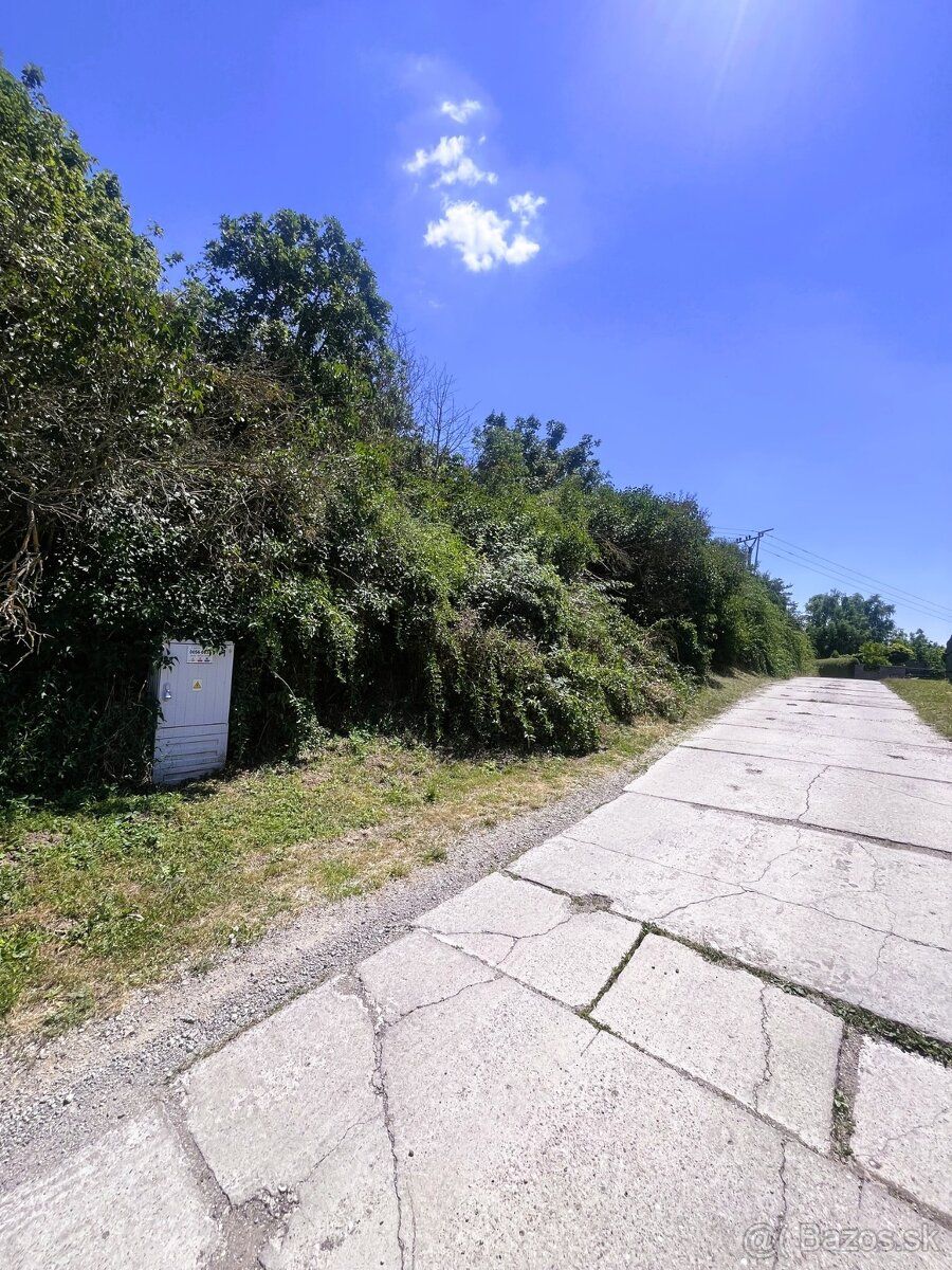 Ponúkame Vám na predaj slnečný široký rekreačný pozemok v ex