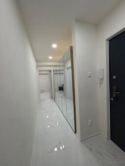Na prenájom moderný, klimatizovaný 1,5izbový byt s balkónom 