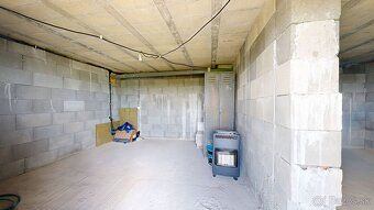 Hľadáte únik z mesta, kde sa spája moderné bývanie s relaxom