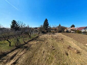 EXKLUZÍVNA PONUKA: Veľkorysý pozemok 1720 m² so starším domo
